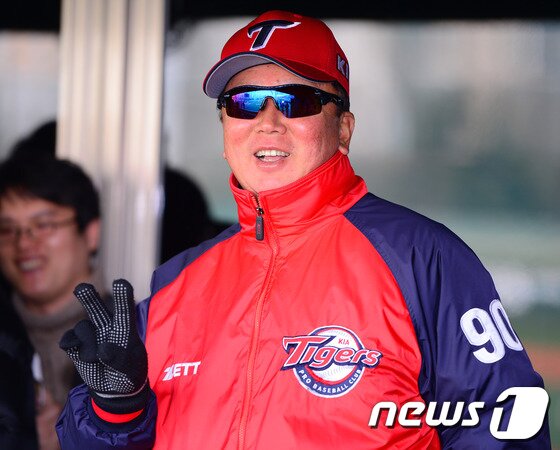 본문 이미지 - 선동열 KIA 감독이 16일 대구 삼성전에서 5안타를 때려낸 이대형의 활약을 칭찬했다. ⓒNews1 DB