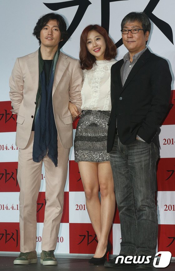 본문 이미지 - 배우 장혁, 조보아, 김태균 감독이 11일 오전 서울 마포구 서교동 롯데카드 아트센터에서 열린 영화 '가시' 제작발표회에 참석해 포즈를 취하고 있다.평범한 일상을 살던 남자(장혁)에게 찾아온 겁 없는 소녀(조보아), 그리고 시작된 사랑이란 이름의 잔혹한 집착을 그린 서스펜스 멜로 '가시'는 4월 10일 개봉 예정이다. 2014.3.11 스타뉴스/뉴스1 © News1