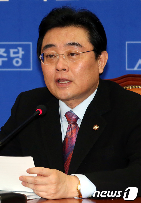 (서울=뉴스1) 이광호 기자 = 전병헌 민주당 원내대표가 12일 오전 서울 여의도 국회에서 열린 최고위원회의에 참석해 "박근혜 대통령이 국정원 문제에 대해 책임있게 나서야 한다"며 …