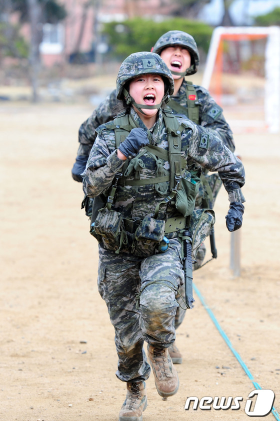 (포항=뉴스1) 최창호 기자 = 12일 포항 해병대 1사단에서 열린 실전체력 훈련에 참가한 해병대원들이 실전 체력훈련을 하고 있다.해병대는 이날 실제전투에서 갖춰야 할 기본 전투 …