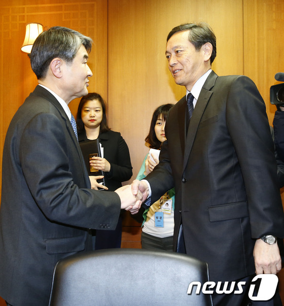 조태용 외교부 1차관(왼쪽)과 사이키 아키타카 일본 외무성 사무차관 /뉴스1 © News1
