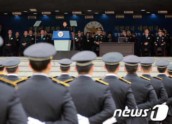 박근혜 대통령이 지난 2014년 3월13일 경기 용인시 기흥구 언남로 경찰대학 연병장에서 열린 제30기 경찰대학 졸업 및 임용식에서 축사를 하고 있다. &#40;경찰청 제공&#41; 2014.3.13/뉴스1