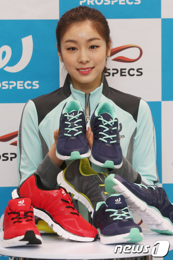 (서울=뉴스1) 박지혜 기자 = '피겨여왕' 김연아가 14일 오전 서울 중구 소공동 롯데백화점 본점에서 새롭게 출시한 프로스펙스 W파워 플렉스를 선보이고 있다. 2014.3.14/ …