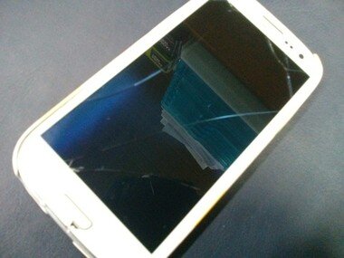 본문 이미지 - 파손된 스마트폰 액정. © News1 