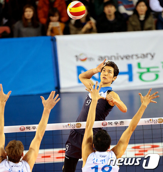 (천안=뉴스1)  = 15일 충남 천안 유관순체육관에서 열린 NH농협 2013-2014 V-리그 현대캐피탈과 우리카드의 경기에서 현대캐피탈 박주형이 스파이크를 하고 있다.(현대캐피 …