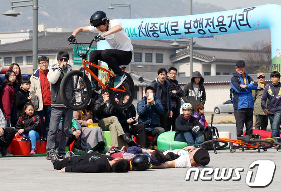 (서울=뉴스1) 허경 기자 = 16일 오전 서울 광화문광장에서 올해 처음으로 열린 세종대로 보행전용거리 행사에서 BMX 묘기 자전거쇼가 펼쳐지고 있다.서울시는 이번주를 시작으로 3 …