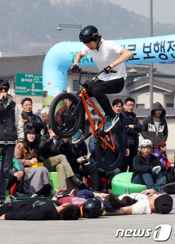 (서울=뉴스1) 허경 기자 = 16일 오전 서울 광화문광장에서 올해 처음으로 열린 세종대로 보행전용거리 행사에서 BMX 묘기 자전거쇼가 펼쳐지고 있다.서울시는 이번주를 시작으로 3 …