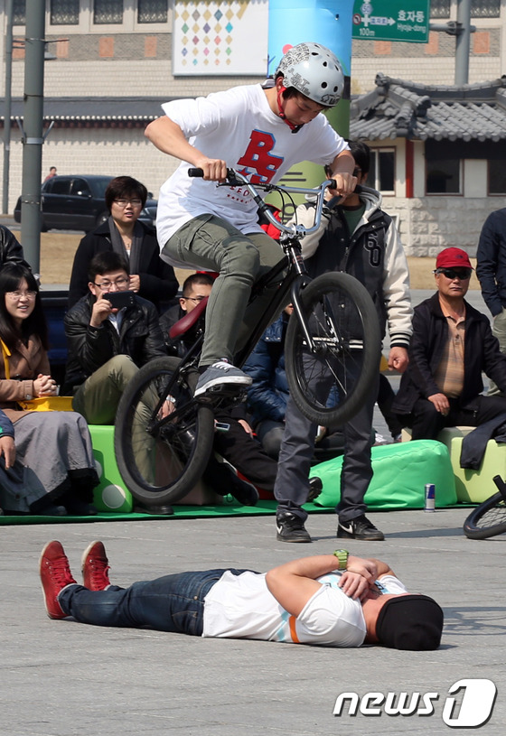 (서울=뉴스1) 허경 기자 = 16일 오전 서울 광화문광장에서 올해 처음으로 열린 세종대로 보행전용거리 행사에서 BMX 묘기 자전거쇼가 펼쳐지고 있다.서울시는 이번주를 시작으로 3 …