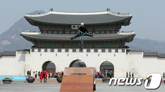 (서울=뉴스1) 허경 기자 = 16일 오전 서울 광화문광장에서 올해 처음으로 열린 세종대로 보행전용거리 행사에서 BMX 묘기 자전거쇼가 펼쳐지고 있다.서울시는 이번주를 시작으로 3 …