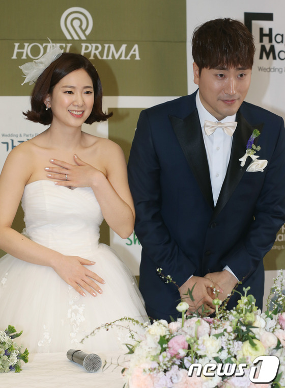 (서울=뉴스1) = 결혼을 앞둔 개그맨 황영진과 10세 연하의 예비신부 김다솜이 16일 오후 서울 강남구 청담동 한 호텔에서 열린 결혼식에 앞서 취재진을 향해 인사하고 있다. 20 …