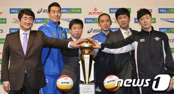 본문 이미지 - 17일 오전 서울 강남구 리베라호텔 베르사이유홀에서 열린 NH농협 2013-2014 V리그 포스트시즌 미디어데이에서 남자부 신치용(왼쪽부터) 삼성화재 감독, 고희진 선수, 김호철 현대캐피탈 감독, 최태웅 선수, 김종민 대한항공 감독, 강민웅 선수가 우승컵을 맞잡고 기념촬영을 하고 있다.2014.3.17/뉴스1 © News1   최영호 기자