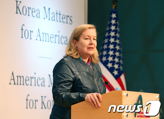 (서울=뉴스1) 허경 기자 = 19일 오전 서울 종로구 아산정책연구원에서 열린 '미국이 한국에 중요한 이유, 한국이 미국에 중요한 이유' 소책자 발간 기념회에서 에이미 잭슨 주한미 …