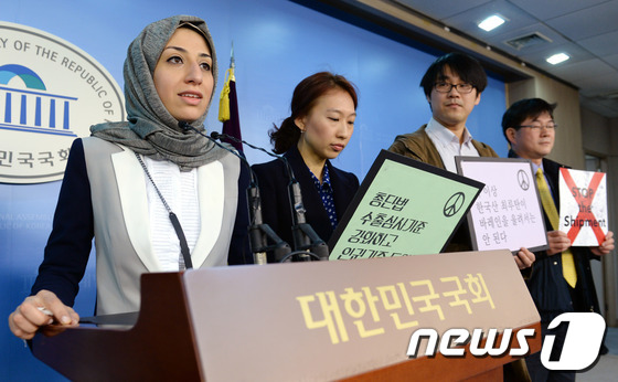(서울=뉴스1) 박세연 기자 = '바레인최루탄수출저지공동행동' 회원과 바레인워치 활동가들이 19일 서울 여의도 국회 정론관에서 인권기준에 따른 최루탄 수출 통제 필요성 및 관련법 …
