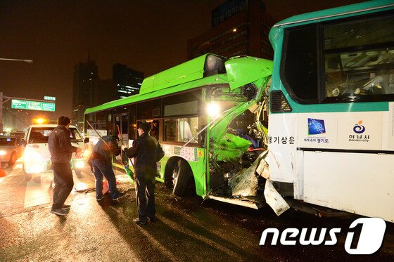 본문 이미지 - 19일 오후 11시45분께 서울 송파구 방이동 송파구청 사거리 인근에서 달리던 시내버스가 신호를 기다리며 멈춰서있던 다른 시내버스를 뒤에서 들이받았다. 이 사고로 버스기사와 승객 등 2명이 숨지고 11명이 크고 작은 부상을 입었다.사고발생 직후 경찰과 송파구청 관계자들이 현장을 수습하고 있다. 2014.3.20/뉴스1 © News1   정회성 기자