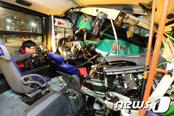 본문 이미지 - 19일 오후 11시45분께 서울 송파구 방이동 송파구청 사거리 인근에서 달리던 시내버스가 신호를 기다리며 멈춰서있던 다른 시내버스를 뒤에서 들이받았다. 이 사고로 버스기사와 승객 등 2명이 숨지고 11명이 크고 작은 부상을 입었다.사고발생 직후 한 언론사 취재진이 사고현장을 보도하고 있다. 2014.3.20/뉴스1 © News1   정회성 기자