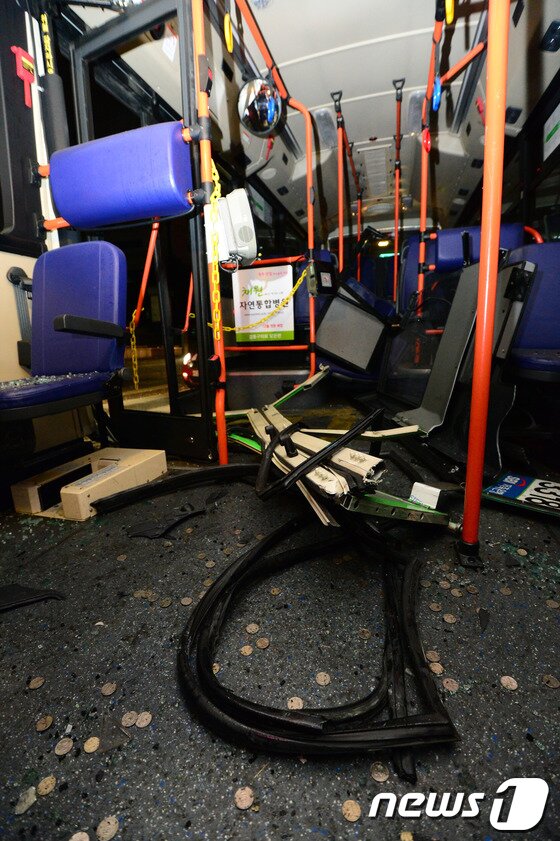 본문 이미지 - 19일 오후 11시45분께 서울 송파구 방이동 송파구청 사거리 인근에서 달리던 시내버스가 신호를 기다리며 멈춰서있던 다른 시내버스를 뒤에서 들이받았다. 이 사고로 버스기사와 승객 등 2명이 숨지고 11명이 크고 작은 부상을 입었다.20일 오전 사고를 당한 시내버스 내부에 유리조각과 동전 등이 어지럽게 흩어져 있다. 2014.3.20/뉴스1 © News1   정회성 기자
