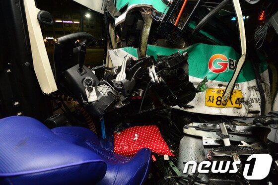 본문 이미지 - 19일 오후 11시45분께 서울 송파구 방이동 송파구청 사거리 인근에서 달리던 시내버스가 신호를 기다리며 멈춰서있던 다른 시내버스를 뒤에서 들이받았다.  © News1   정회성 기자