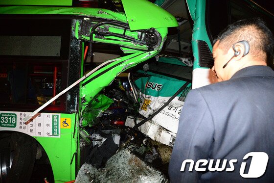 본문 이미지 - 19일 오후 11시45분께 서울 송파구 방이동 송파구청 사거리 인근에서 운행을 마치고 차고지로 향하던 시내버스가 신호를 기다리며 멈춰서있던 시외버스를 추돌했다. 이 사고로 시내버스 기사 염모(60)씨와 시외버스 승객 김모(20)씨 등 2명이 숨지고 11명이 크고 작은 부상을 입었다.사고를 일으킨 시내버스는 1.2km 앞서 석촌호수 사거리에서도 택시와 승용차 5대를 잇따라 들이받은 뒤 속도를 줄이지 못한 것으로 전해졌다. 경찰은 해당 시내버스가 시외버스를 추돌하고 나서야 멈춰선 점을 바탕으로 차량 결함이나 정비 불량 여부 등을 조사할 방침이다.사고 직후 송파구청 관계자가 현장을 수습하고 있다. 2014.3.20/뉴스1 © News1   정회성 기자
