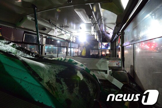 본문 이미지 - 19일 오후 11시45분께 서울 송파구 방이동 송파구청 사거리 인근에서 운행을 마치고 차고지로 향하던 시내버스가 신호를 기다리며 멈춰서있던 시외버스를 추돌했다. 이 사고로 시내버스 기사 염모(60)씨와 시외버스 승객 김모(20)씨 등 2명이 숨지고 11명이 크고 작은 부상을 입었다.사고를 일으킨 시내버스는 1.2km 앞서 석촌호수 사거리에서도 택시와 승용차 5대를 잇따라 들이받은 뒤 속도를 줄이지 못한 것으로 전해졌다. 경찰은 해당 시내버스가 시외버스를 추돌하고 나서야 멈춰선 점을 바탕으로 차량 결함이나 정비 불량 여부 등을 조사할 방침이다.사고 직후 한 언론사 취재진이 현장 상황을 보도하고 있다. 2014.3.20/뉴스1 © News1   정회성 기자