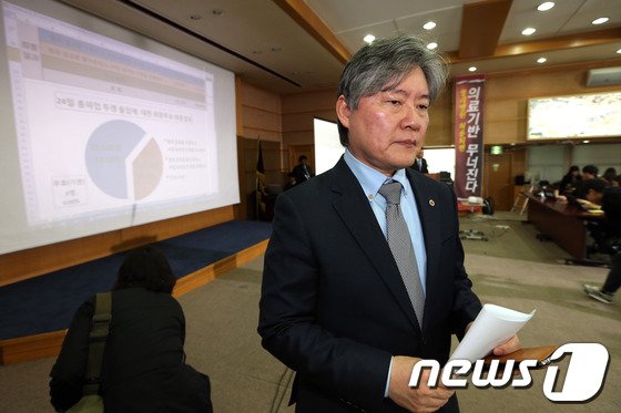 본문 이미지 - 노환규 대한의사협회장이 20일 오후 서울 용산구 이촌동 의협회관에서 2차 집단휴진에 대한 찬반 여부를 묻는 회원 투표결과를 발표하고 퇴장하고 있다. 의사협회는 투표 결과 62.16%가 의정 협의안에 찬성해 24일 전국의사 총파업은 유보됐다고 밝혔다. 2014.3.20/뉴스1