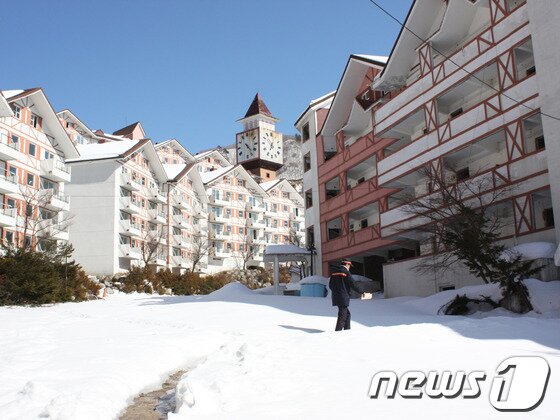본문 이미지 - 20일 강원 고성군 진부리와 흘리 지역을 담당하는 간성우체국 박진수&#40;43&#41; 집배원이 지금은 문을 닫은 알프스리조트에 우편 배달을 하고 있다.&#40;사진제공=강원지방우정청&#41;.2014.3.20/뉴스1 © News1   권혜민 기자