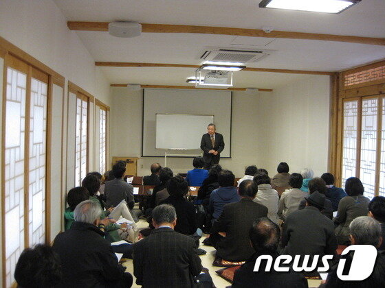 본문 이미지 - 20일 오후 서울 종로구 부암동에서 전통문화공간 '무계원(武溪園)' 개원을 기념해 인문학 강좌가 열렸다. ©뉴스1