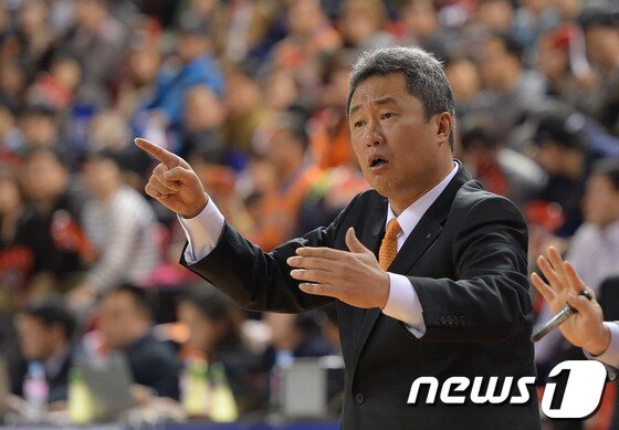 본문 이미지 - 프로 농구 안양 KGC 인삼공사의 전창진 감독이 불법 도박과 승부 조작 혐의를 받아 경찰에 입건됐다. ⓒ News1 DB