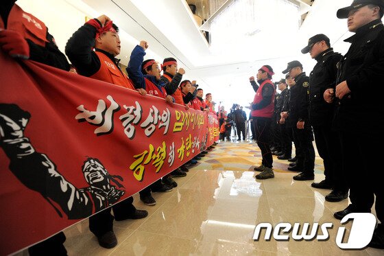 본문 이미지 - 폐광지역 개발지원에 관한 특별법 재정립 및 강원랜드 바로세우기 투쟁위원회(이하 투쟁위)가 3월21일 오후 강원도 정선군 강원랜드 컨벤션홀 입구에서 강원랜드 이사회 중단을 촉구하고 있다.이날 이사회에서는 이사해임안 및 18차 임시주총 소집안 등이 논의될 예정이다. 2014.3.21/뉴스1 © News1   윤창완 기자
