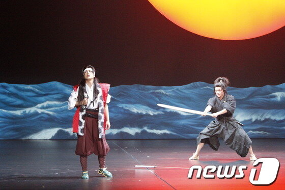 본문 이미지 - 연극 무사시 한 장면.(LG아트센터 제공)© News1 