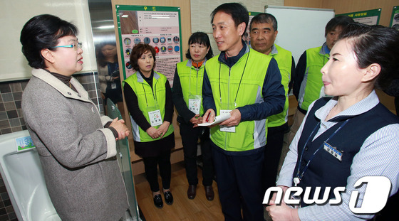 (서울=뉴스1) 박지혜 기자 = 정현옥 고용노동부 차관(왼쪽)이 21일 인천 연수구 송도동 사회적기업 송도에스이를 방문해 건물미화 및 주차관리 사무지원 교육을 받고 있는 교육생들을 …