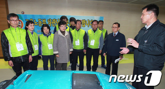 (서울=뉴스1) 박지혜 기자 = 정현옥 고용노동부 차관이 21일 인천 연수구 송도동 사회적기업 송도에스이를 방문해 직원들을 격려하고 애로사항을 청취하고 있다. (고용노동부 제공) …