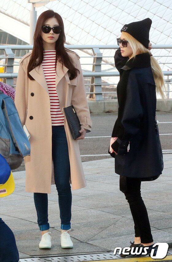 본문 이미지 - 그룹 소녀시대 서현과 효연이 베트남에서 열리는 '2014 Korea HEC Festival in Vietnam' 콘서트에 참가하기 위해 22일 오전 인천국제공항을 통해 출국하고 있다. 2014.3.22스타뉴스/뉴스1 © News1   