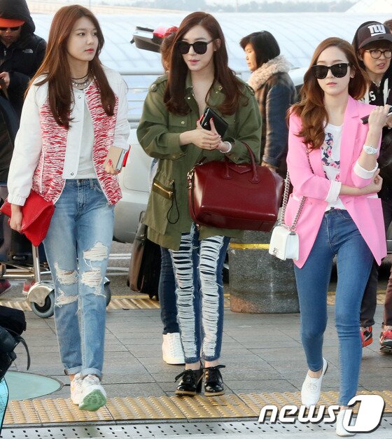 본문 이미지 - 그룹 소녀시대 수영과 티파니, 제시카가 베트남에서 열리는 '2014 Korea HEC Festival in Vietnam' 콘서트에 참가하기 위해 22일 오전 인천국제공항을 통해 출국하고 있다. 2014.3.22스타뉴스/뉴스1 © News1   