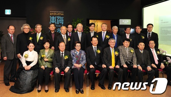 (서울=뉴스1) 손형주 기자 = 22일 서울 서초구 예술의전당 서예박물관에서 ‘세계 고지도로 본 동해전’ 개막식에서 서남수 교육부 장관(앞줄 왼쪽 네번째)을 비롯핸 내빈들이 전시 …