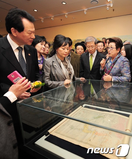 (서울=뉴스1) 손형주 기자 = 22일 서울 서초구 예술의전당 서예박물관에서 ‘세계 고지도로 본 동해전’ 개막식에서 서남수 장관을 비롯한 내빈들이 김혜정 경희대학교 혜정박물관장의 …