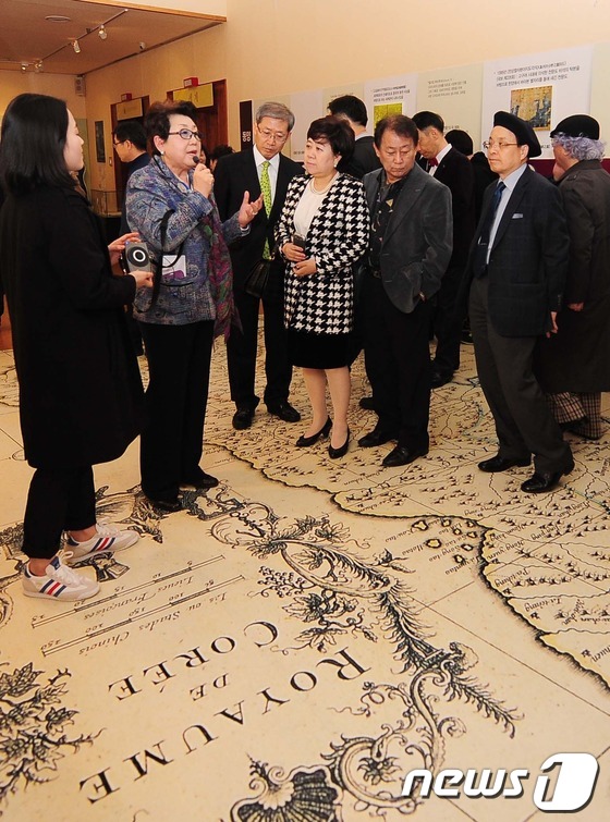 (서울=뉴스1) 손형주 기자 = 22일 서울 서초구 예술의전당 서예박물관에서 ‘세계 고지도로 본 동해전’ 개막식에서 참석 내빈들이 김혜정 경희대학교 혜정박물관장의 설명으로 전시장을 …