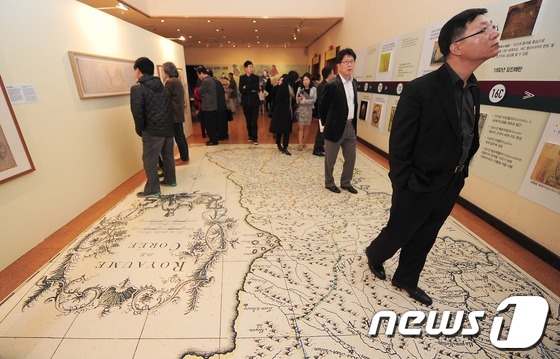 (서울=뉴스1) 손형주 기자 = 22일 서울 서초구 예술의전당 서예박물관에서 ‘세계 고지도로 본 동해전’ 개막식에서 참석 내빈들이 전시장을 둘러보고 있다. (문화체육관광부 제공) …