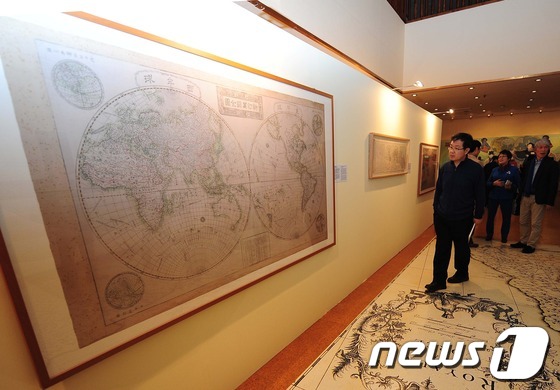 (서울=뉴스1) 손형주 기자 = 22일 서울 서초구 예술의전당 서예박물관에서 ‘세계 고지도로 본 동해전’ 개막식에서 참석 내빈들이 전시장을 둘러보고 있다. (문화체육관광부 제공) …