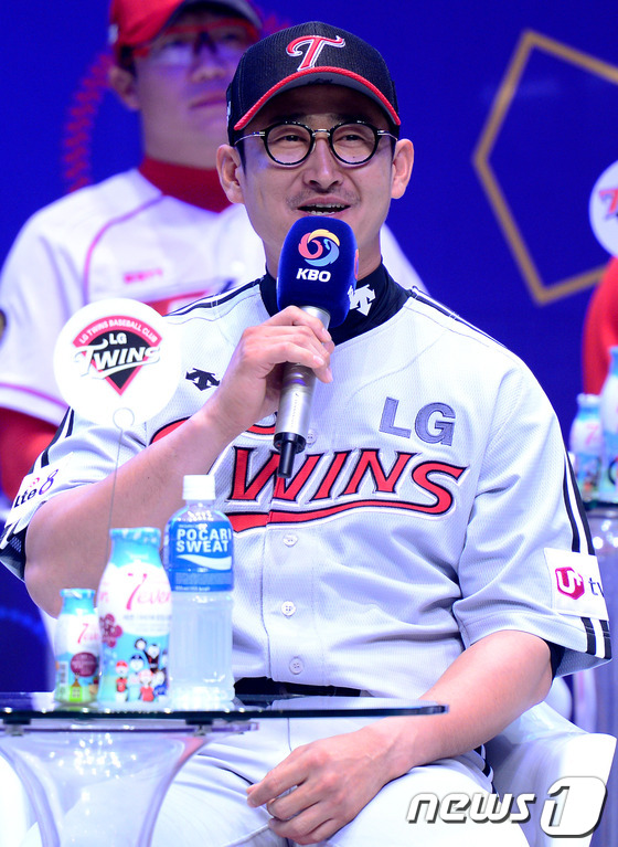 (서울=뉴스1) 박정호 기자 = LG 트윈스 박용택 선수가 24일 오후 서울 서대문구 대현동 이화여자대학교 ECC 삼성홀에서 열린 한국야쿠르트 세븐 프로야구 미디어데이&팬페스트 행 …