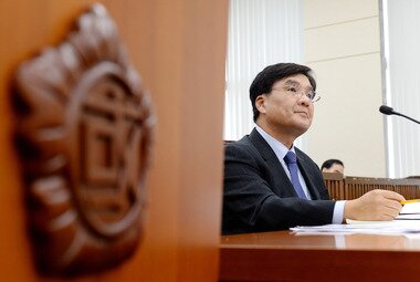 본문 이미지 - 강병규 안전행정부 장관 후보자가 24일 오후 서울 여의도 국회 안전행정위원회 전체회의장에서 열린 인사청문회에 출석해 의원들의 질의에 답하고 있다. 이날 강 후보자는 자녀의 위장전입, 배우자의 농지법 위반 문제로 여야 의원들의 질문공세를 받았다. 2014.3.24/뉴스1 © News1 박철중 기자