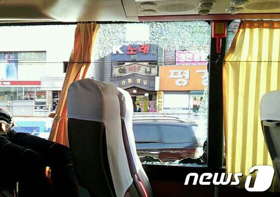 본문 이미지 - 당시 주취자가 발로 차 깨진 버스 유리창.&#40;영등포경찰서 제공&#41; © News1 