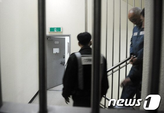 본문 이미지 - 일당 5억원 &#39;황제노역&#39;이 중단된 허재호 전 대주그룹 회장이 26일 오후 광주지방검찰청에 소환돼 조사를 받고 교도소로 향하고 있다. © News1 김태성 기자