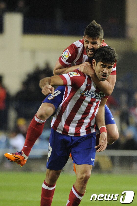 본문 이미지 - 20일(한국시간) 벌어진 2013-14 프리메라리가 아틀레티코 마드리드와 그라나다의 경기에서 후반 18분 결승골을 뽑은 디에고 코스타가 동료 다비드 실바를 업고 기쁨을 표시하고 있다. © AFP=News1  