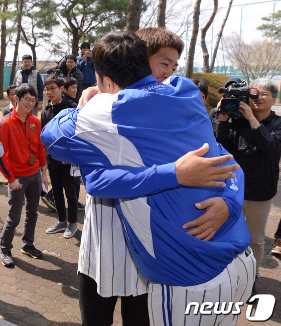 (대구=뉴스1) 이동원 기자 = 7년 만에 친정팀 삼성라이온즈에 복귀한 임창용(38)이 27일 오전 경산 볼파크 대강당에서 복귀 관련 기자회견을 마친 후 주장 진갑용과 반가운 포옹 …