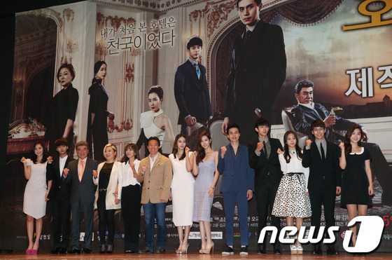 (서울=뉴스1) 김보영  = 27일 오후 강원도 평창군 알펜시아 리조트에서 열린 MBC 주말드라마 '호텔킹'(연출 김대진 장준호, 극본 조은정) 제작발표회에서 출연배우들이 포즈를 …