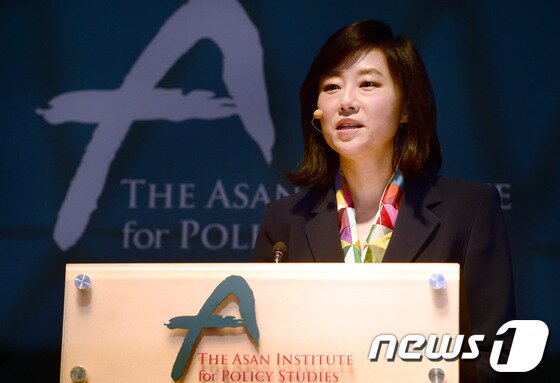 본문 이미지 - 조윤선 여성가족부 장관이 3월 28일 서울 종로구 아산정책연구원에서 골드만삭스와 공동 주최로 열린 '위미노믹스(Womenomics): 여성 인력 고용 확대와 한국 창조 경제의 미래' 컨퍼런스에서 기조연설을 하고 있다.  2014.3.28/뉴스1 © News1   안은나 기자