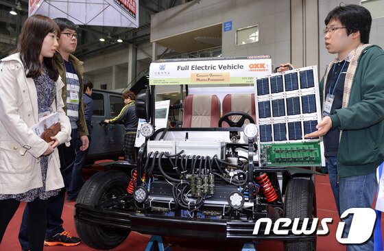 본문 이미지 - 국내 최대 자동차 애프터마켓 전문전시회 &#39;2014 오토모티브위크&#39;가 28일 고양 킨텍스 제2전시장에서 막을 올렸다. 관람객들이 태양열을 이용한 자동차의 설명을 듣고 있다.오토모티브위크는 2006년을 시작으로 올해 8회차를 맞는다. .2014.3.28/뉴스1 © News1   이동원 기자
