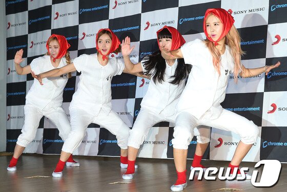 본문 이미지 - 크레용팝이 하우스 일렉트로닉 뽕짝 &#39;어이&#39; 첫 선을 보였다. 크레용팝은 28일 서울 종로구 광화문 올레스퀘어에서 진행된 크레용팝 5번째 싱글 &#39;어이&#39; 컴백 쇼케이스에서 취재진과 팬들 앞에서 신곡 &#39;어이&#39;를 첫 피로했다. 하우스 일렉트로닉 뽕짝이라는 독특한 장르를 시도했다. 크레용팝 &#39;어이&#39; 무대는 그야말로 신선한 충격. 어르신들이 자주 듣는 &#39;뽕짝&#39; 장르에 크레용팝의 노래와 랩이 어우러졌다. 2013.3.28 /뉴스1 © News1  