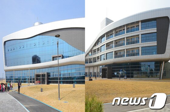 본문 이미지 - 강릉 녹색도시 체험센터의 2동인 컨벤션센터(왼쪽)와 체험연수센터(오른쪽). 2014.3.28/뉴스1 © News1 서근영 기자