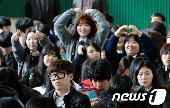 본문 이미지 - 3일 춘천 소양고등학교 입학식에 참석한 재학생들이 입학식 공연을 보고 환호하고 있다. 이날 입학식은 '멋진 꿈을 가꾸기 위해 한걸음 더 나아갑시다'라는 주제 아래 축제의 장으로 마련됐다. 2014.3.3/뉴스1 © News1   이예지 기자